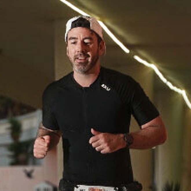 Kyron Beckx running in a triathlon